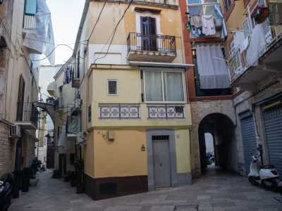 ...ma noi giriamo a destra in strada Quercia, per essere condotti in un largo all�interno del quale, sotto il balcone di un palazzo...